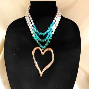 💖3 Strands Faux Pearls and Turquois Stones W/ Gold Tone Heart Necklace. /N232